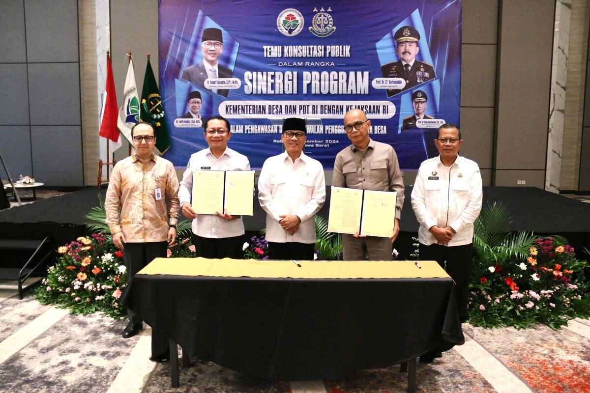 Suasana foto bersama usai penandatanganan Kerja sama antara Kejagung bersama Kemendes dan PDT, di Cibinong Bogor, Rabu (18/12/2024).(Foto : Dok. KEJAKSAAN AGUNG RI)