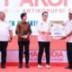 Penyerahan penghargaan untuk Desa Candi, Pringkuku oleh PJ Gubernur Jatim Adhy Karyono. (Foto: Ist.)