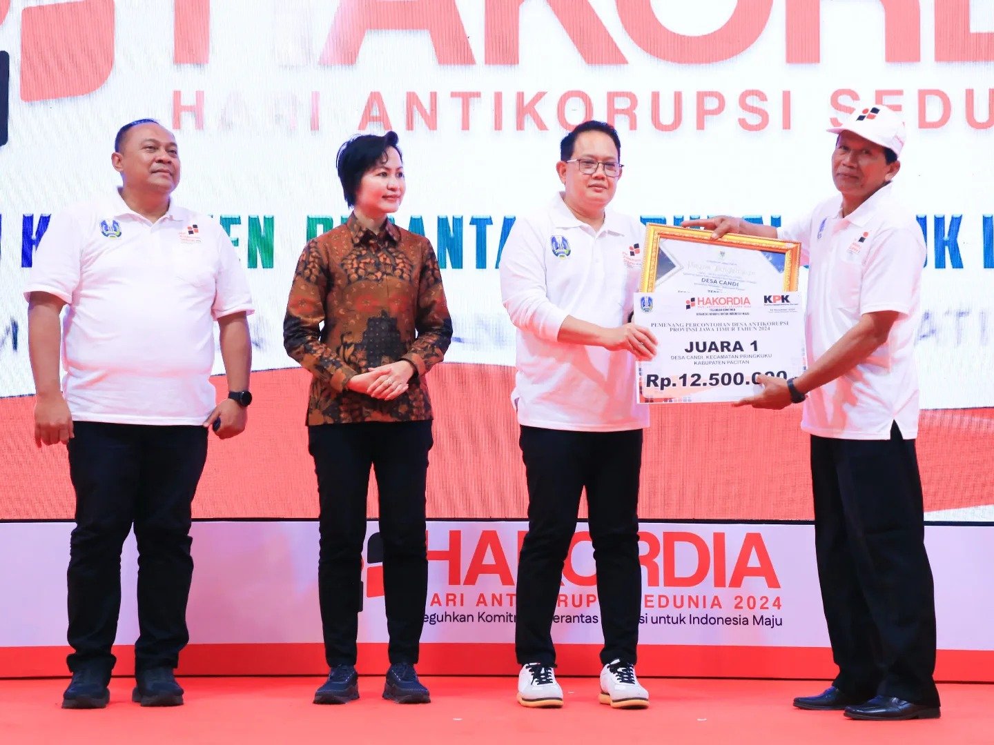 Penyerahan penghargaan untuk Desa Candi, Pringkuku oleh PJ Gubernur Jatim Adhy Karyono. (Foto: Ist.)